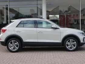 Volkswagen T-Roc (2024) thumbnail 3