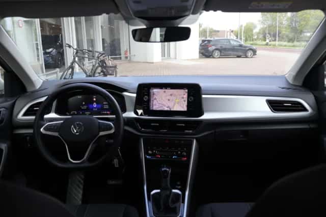 Volkswagen T-Roc (2024) thumbnail 5