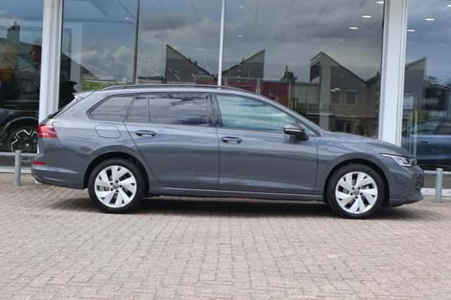 Volkswagen Golf (2024) thumbnail 3