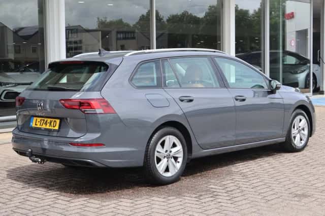 Volkswagen Golf (2021) thumbnail 2