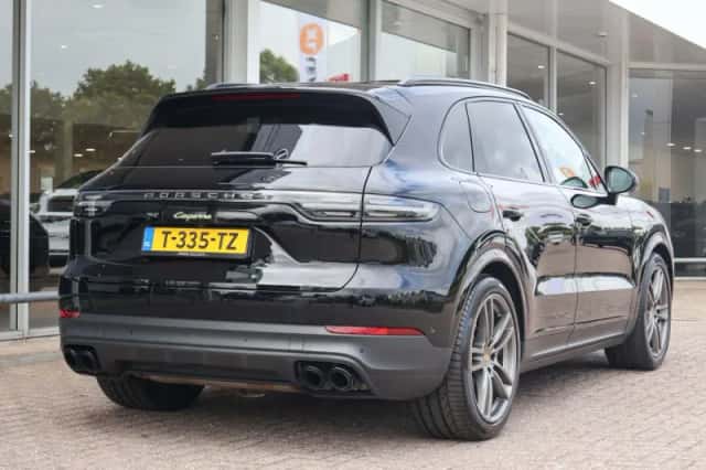Porsche Cayenne (2021) thumbnail 2