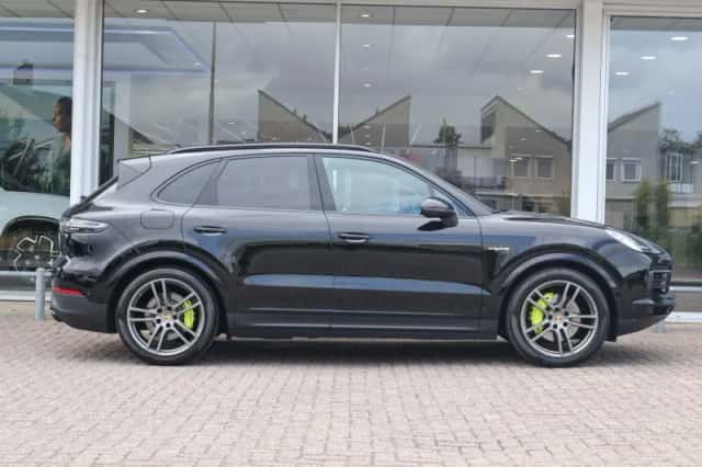 Porsche Cayenne (2021) thumbnail 3