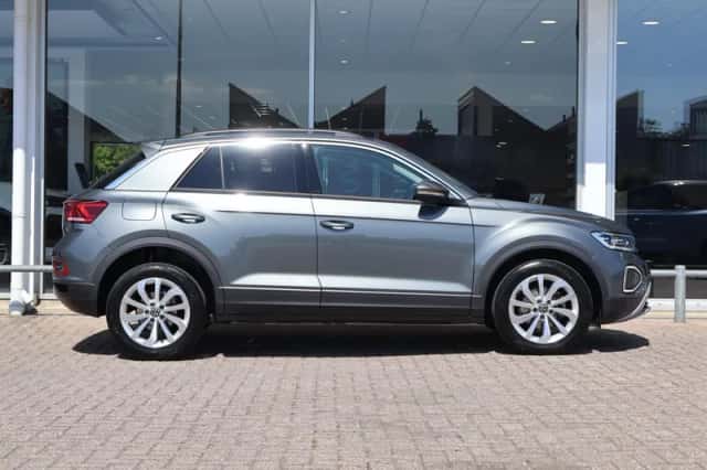 Volkswagen T-Roc (2024) thumbnail 3