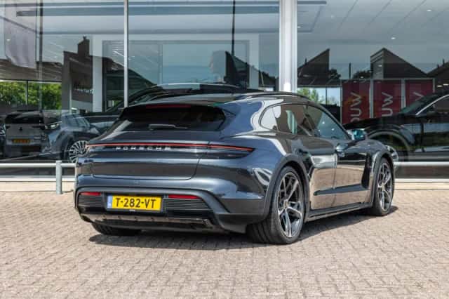 Porsche Taycan (2022) thumbnail 2