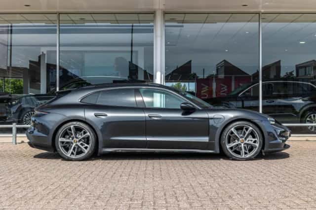 Porsche Taycan (2022) thumbnail 3