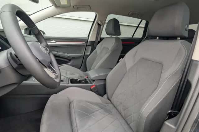 Volkswagen Golf (2024) thumbnail 5