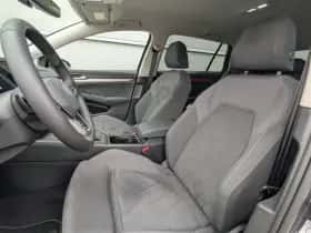 Volkswagen Golf (2024) thumbnail 5