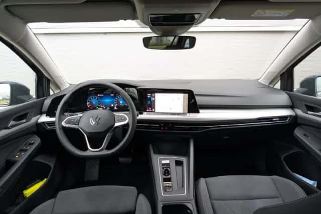 Volkswagen Golf (2024) thumbnail 6