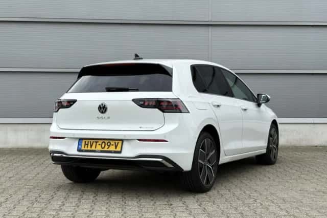 Volkswagen Golf (2025) thumbnail 3