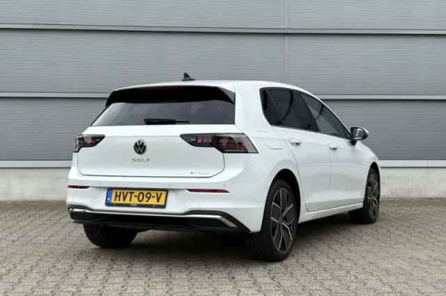 Volkswagen Golf (2025) thumbnail 3