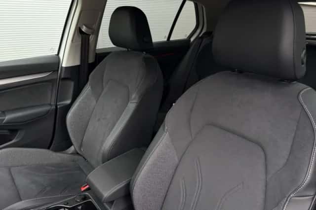 Volkswagen Golf (2025) thumbnail 5