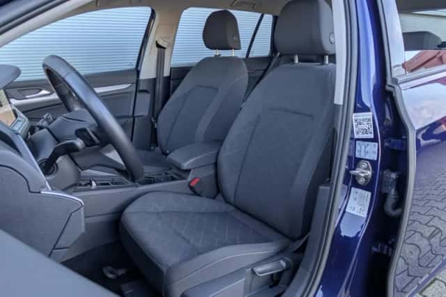 Volkswagen Golf (2023) thumbnail 4