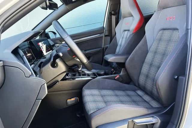Volkswagen Golf (2024) thumbnail 4