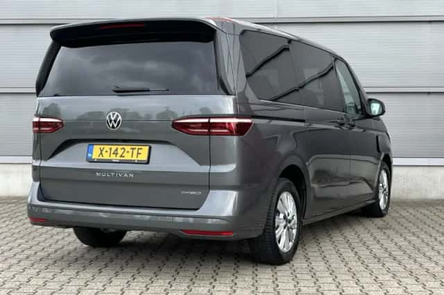 Volkswagen Multivan (2024) thumbnail 3
