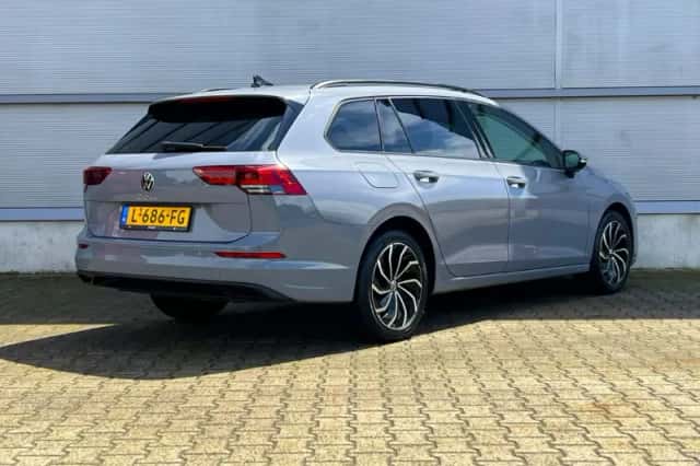 Volkswagen Golf (2021) thumbnail 2