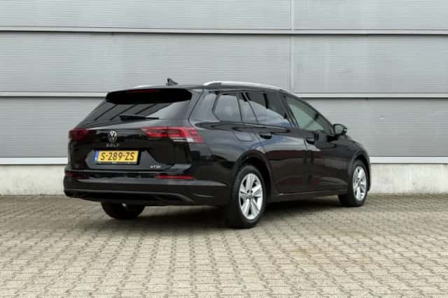 Volkswagen Golf (2023) thumbnail 2