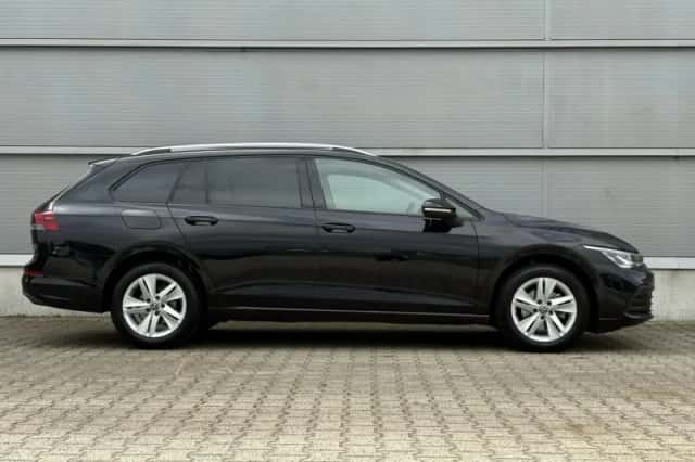 Volkswagen Golf (2023) thumbnail 3