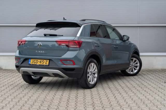 Volkswagen T-Roc (2024) thumbnail 2