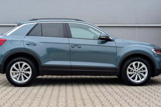 Volkswagen T-Roc (2024) thumbnail 3