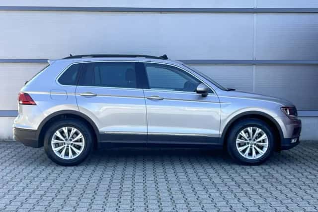 Volkswagen Tiguan (2017) thumbnail 2