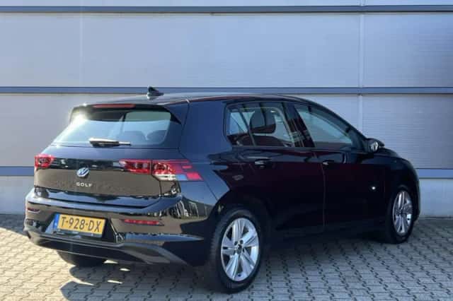 Volkswagen Golf (2023) thumbnail 2