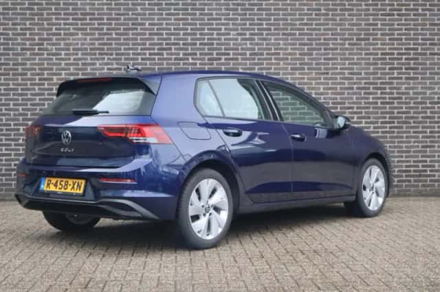 Volkswagen Golf (2023) thumbnail 2
