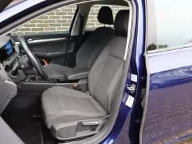 Volkswagen Golf (2023) thumbnail 4