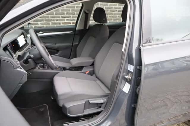 Volkswagen Golf (2021) thumbnail 2