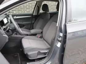 Volkswagen Golf (2021) thumbnail 2