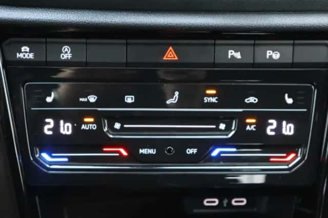 Volkswagen T-Roc (2023) thumbnail 32