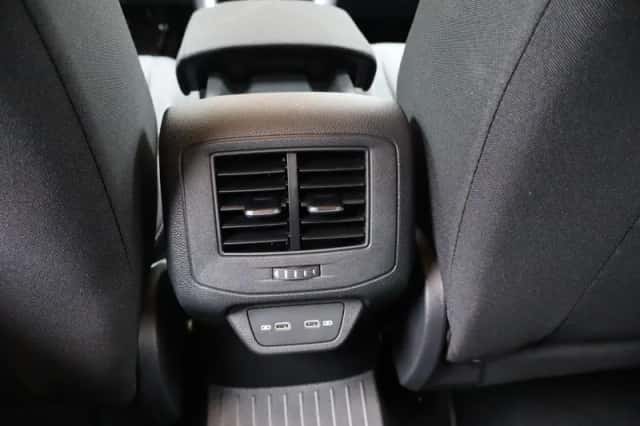 Volkswagen T-Roc (2024) thumbnail 33