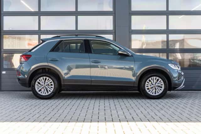 Volkswagen T-Roc (2023) thumbnail 3