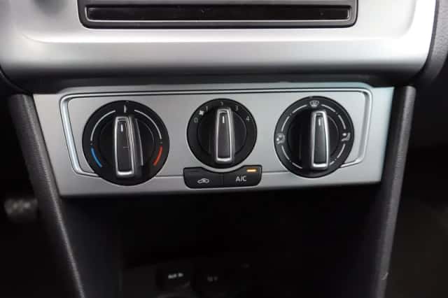 Volkswagen Polo (2016) thumbnail 25