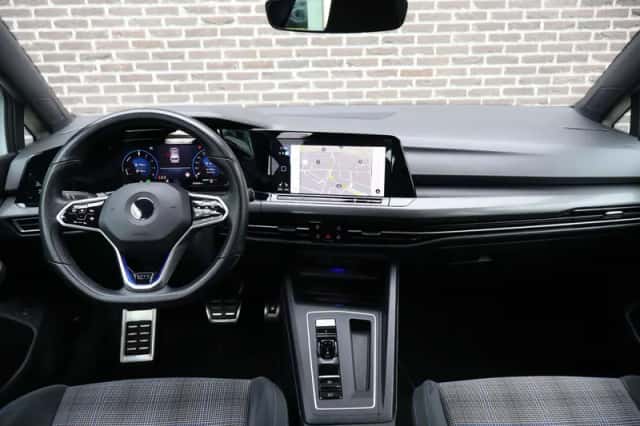 Volkswagen Golf (2022) thumbnail 5