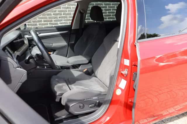 Volkswagen Golf (2022) thumbnail 4