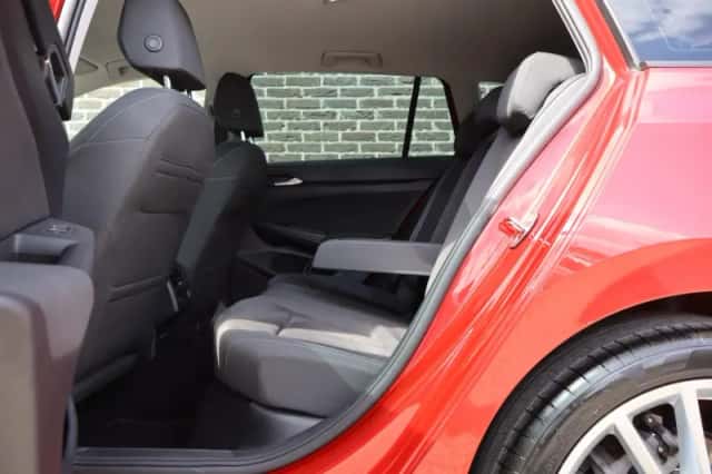 Volkswagen Golf (2022) thumbnail 36
