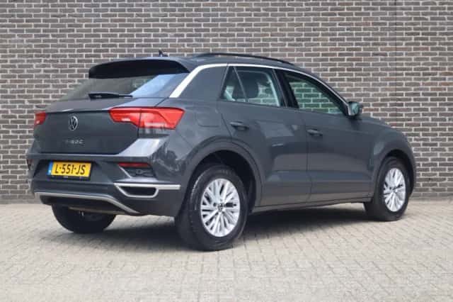 Volkswagen T-Roc (2021) thumbnail 2