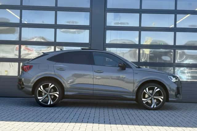 Audi Q3 (2023) thumbnail 3