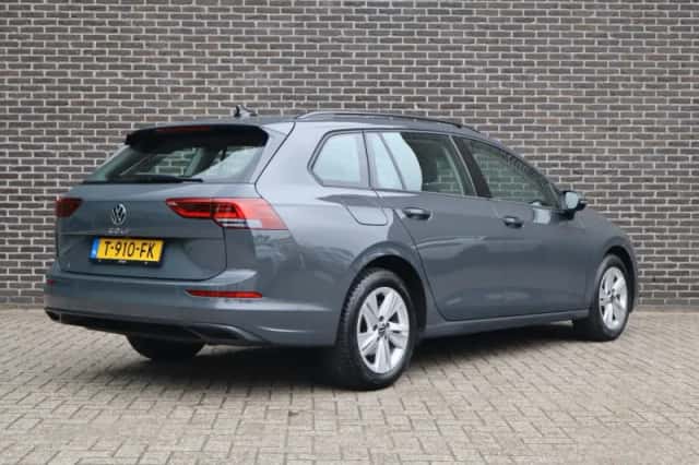 Volkswagen Golf (2023) thumbnail 2