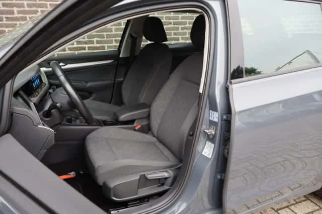 Volkswagen Golf (2023) thumbnail 4