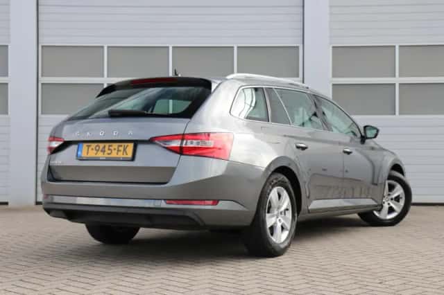 Škoda Superb (2023) thumbnail 3