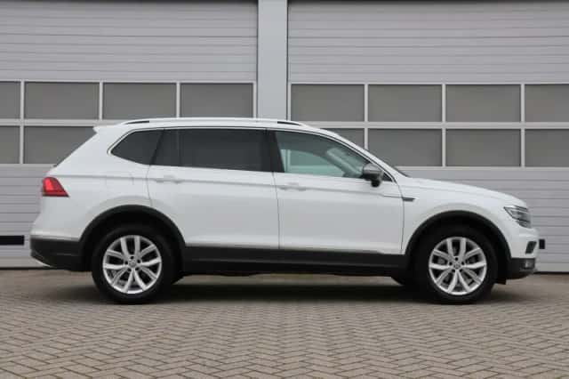 Volkswagen Tiguan (2021) thumbnail 3