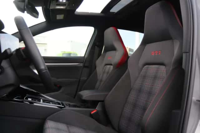Volkswagen Golf (2025) thumbnail 5