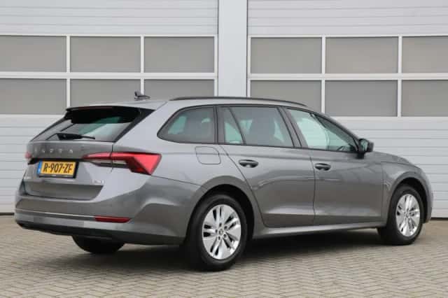Škoda Octavia (2023) thumbnail 3
