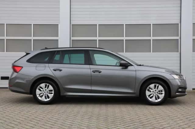 Škoda Octavia (2023) thumbnail 4