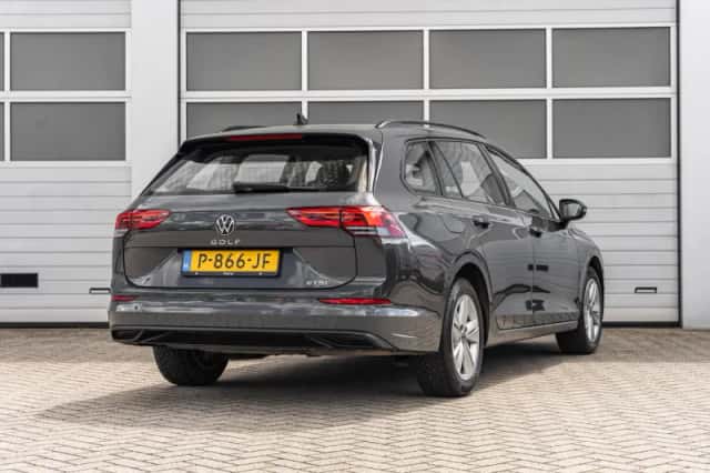 Volkswagen Golf (2022) thumbnail 2