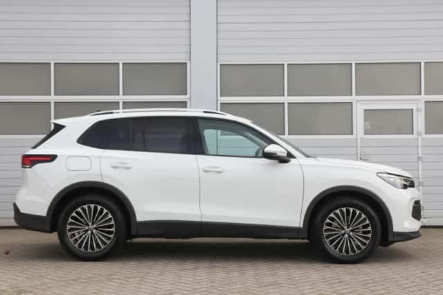 Volkswagen Tiguan (2025) thumbnail 3