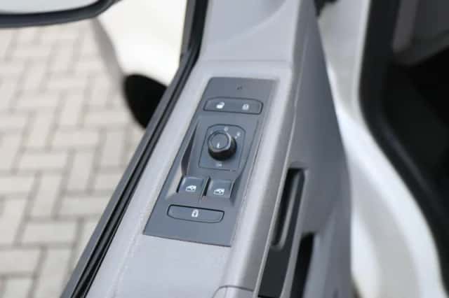 Volkswagen Transporter (2020) thumbnail 18