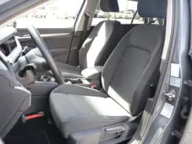 Volkswagen Golf (2024) thumbnail 4