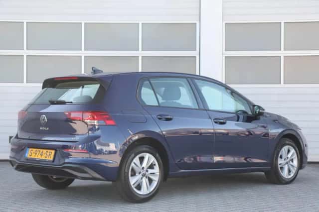 Volkswagen Golf (2023) thumbnail 2